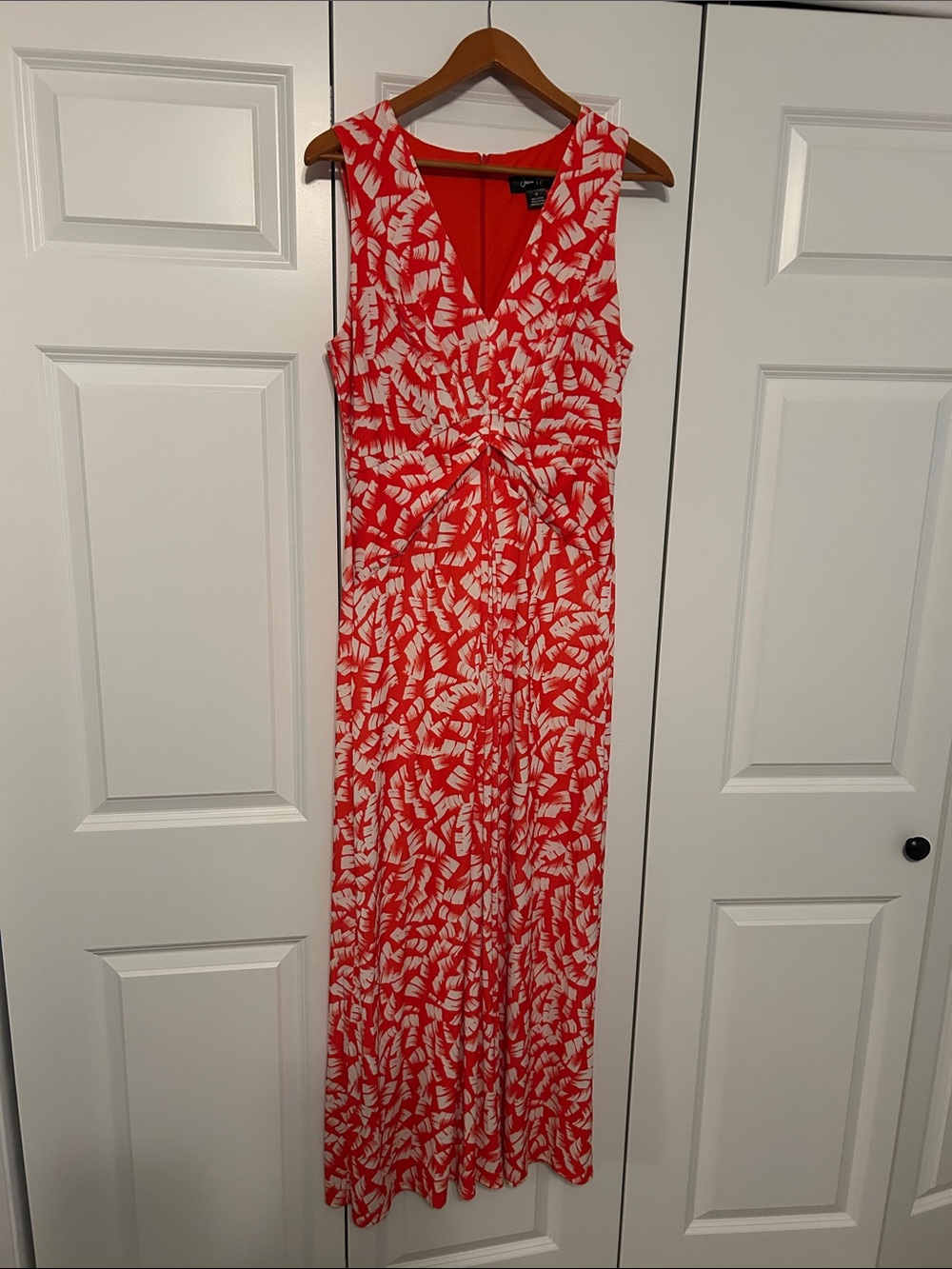 Jessica Howard Red & White V-Neck Printed Maxi Dress